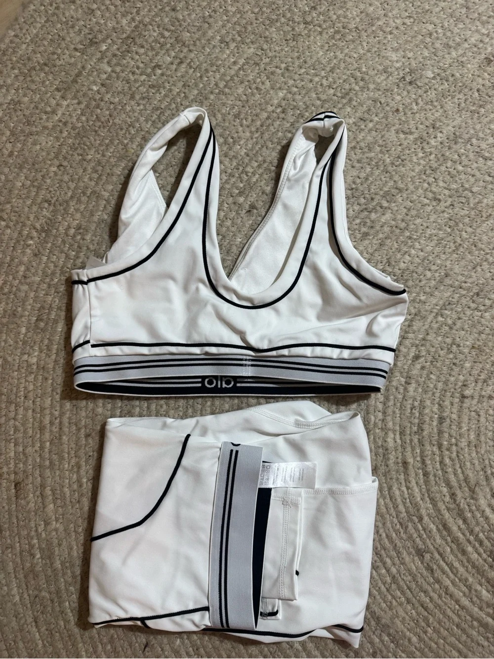Alo White Sports Bra and Leggings set